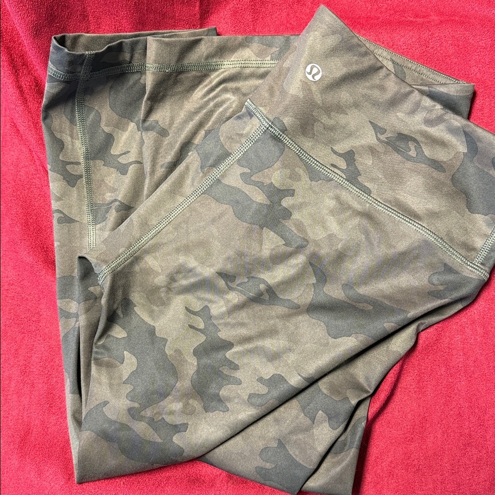 Lululemon Wunder Under Crop *Full-On Luxtreme
Savasana Camo Leggings, Size 8
